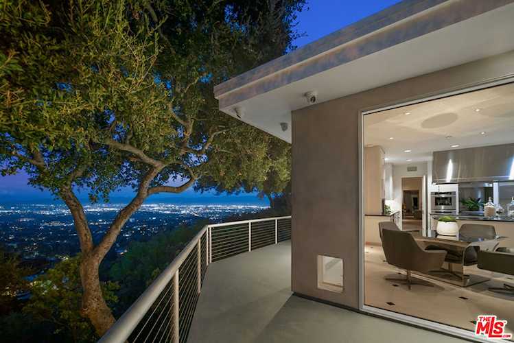3111 Stone Oak Dr Los Angeles, CA 90049