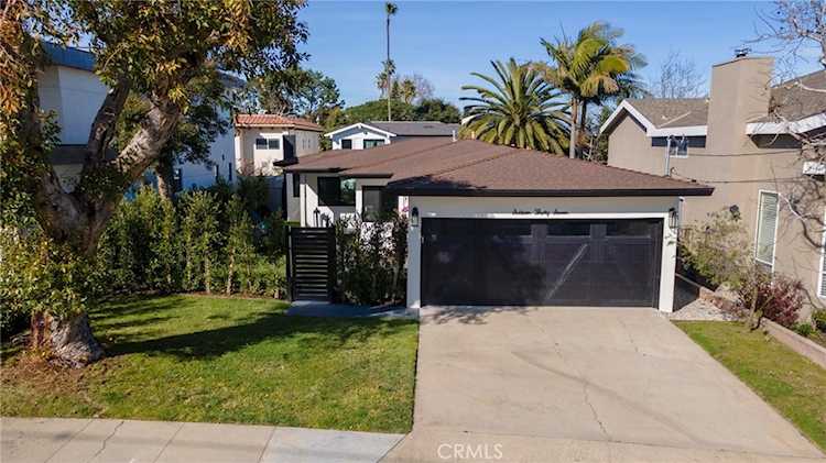 1637 1st St Manhattan Beach, CA 90266