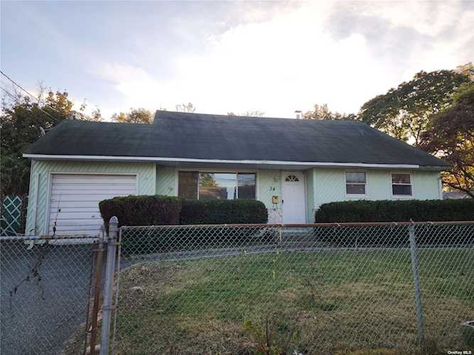 34 Princeton St Bay Shore, NY 11706