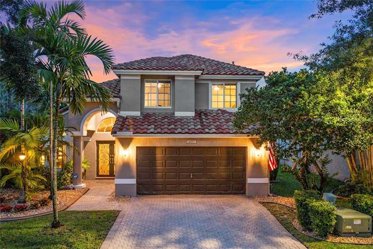 1277 NW 144th Ter Pembroke Pines, FL 33028