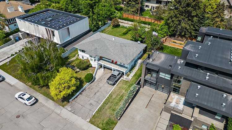 1208 39 Ave SW Calgary, AB T2T 2K5