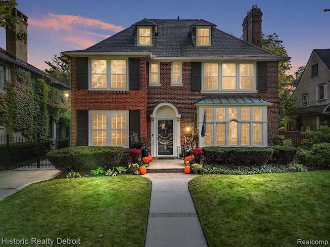 2924 Iroquois St Detroit, MI 48214