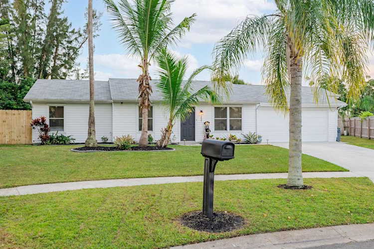 337 NE Camelot Drive Port St Lucie, FL 34983 MLS R10931963