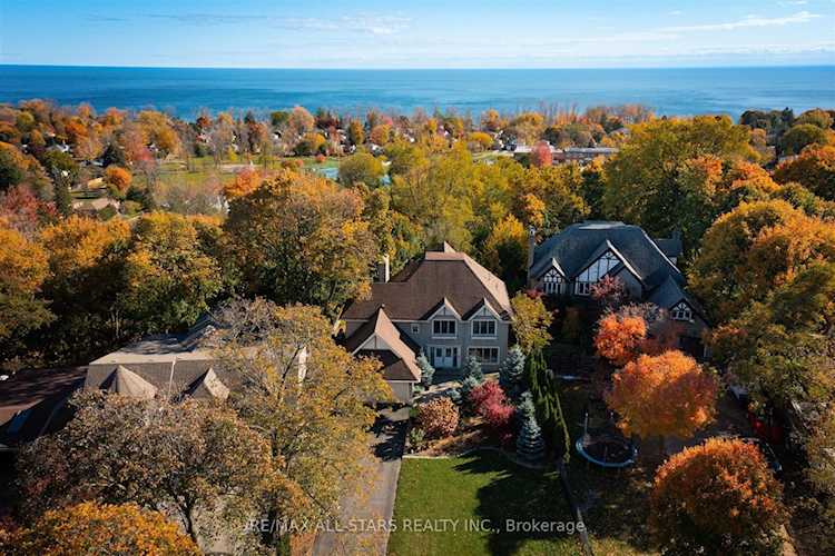 95 Hill Cres Toronto, ON M1M 1J7