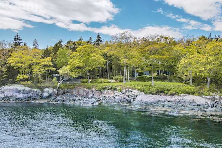 105 Eastway Dr Camden, ME 04843