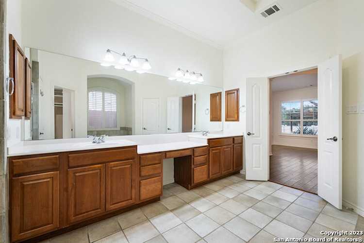 54 S Inwood Heights Dr San Antonio, TX 78248 property for lease