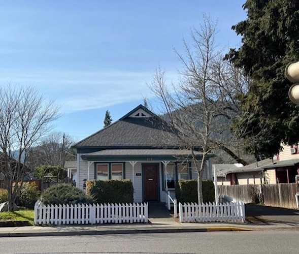 214 E Main St Rogue River, OR 97537