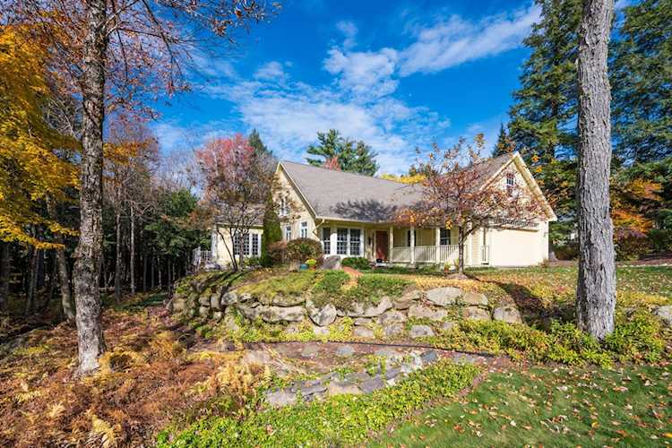 95 Spruce Ln New London, NH 03257
