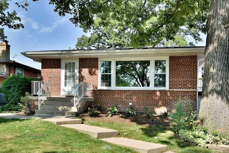 910 Meadowcrest Rd La Grange Park, IL 60526