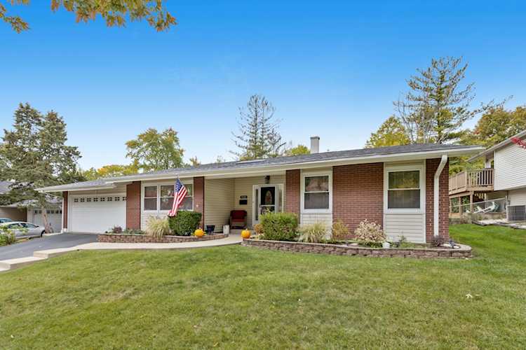 5928 Ross Dr Woodridge, IL 60517