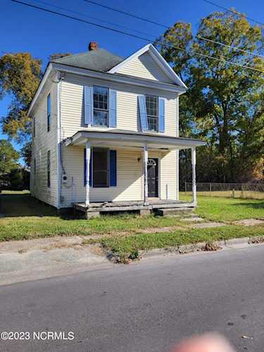 206 Queen St Elizabeth City, NC 27909
