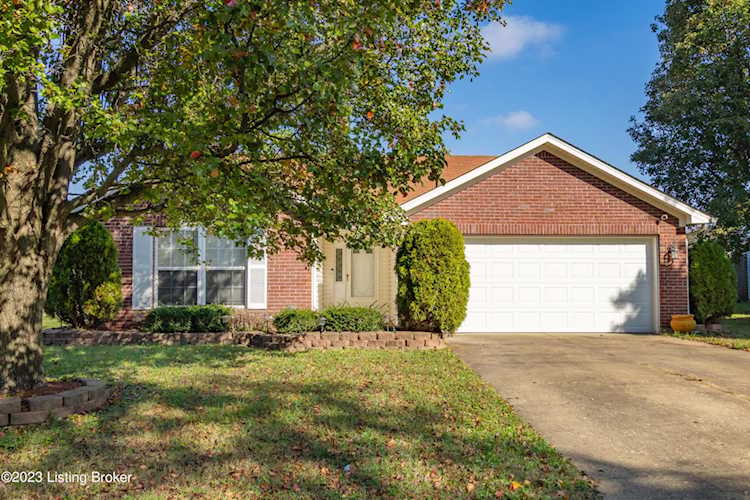 4525 Lunenburg Dr Louisville KY 40245 home for sale MLS 1649032