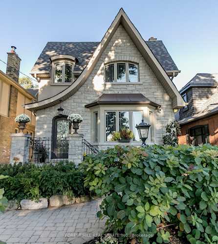 210 Bessborough Dr Toronto, ON M4G 3K1