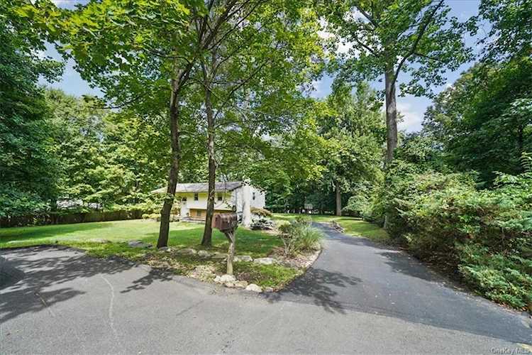 21 Mary Beth Dr Airmont, NY 10901