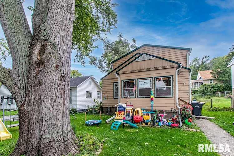 212 Adams Place Clinton, IA 52732 | MLS QC4246678 Photo 1