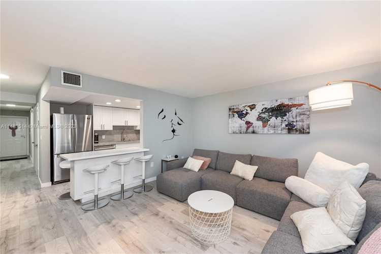 200 Galen Dr #308 Key Biscayne, FL 33149