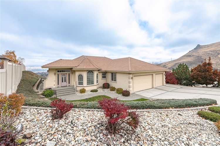 631 Castle Heights Dr Wenatchee, WA 98801