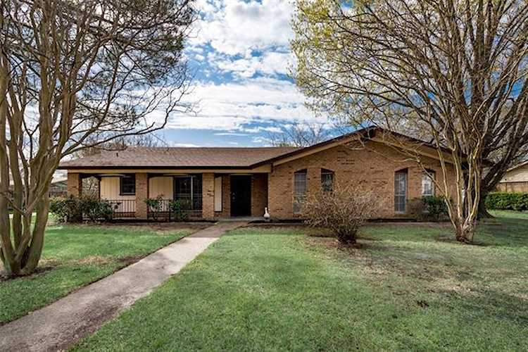 604 Cooper Street Ennis, TX 75119
