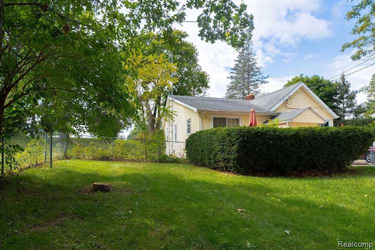 13343 N Fenton Rd Fenton, MI 48430
