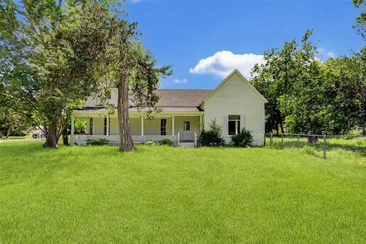 209 E San Saba Street Wortham, TX 76693