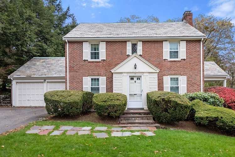 17 Upwey Rd Wellesley, MA 02481