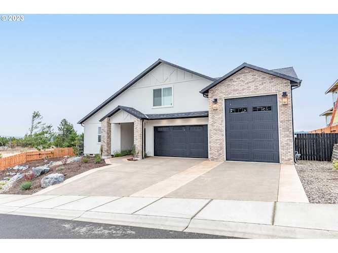 2135 Fir ST North Bend, OR 97459