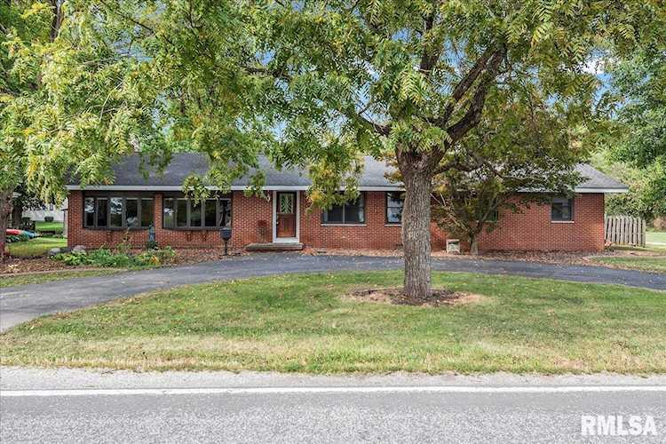 Move-in ready home for sale in Buffalo, IL - $192,500 Photo 1