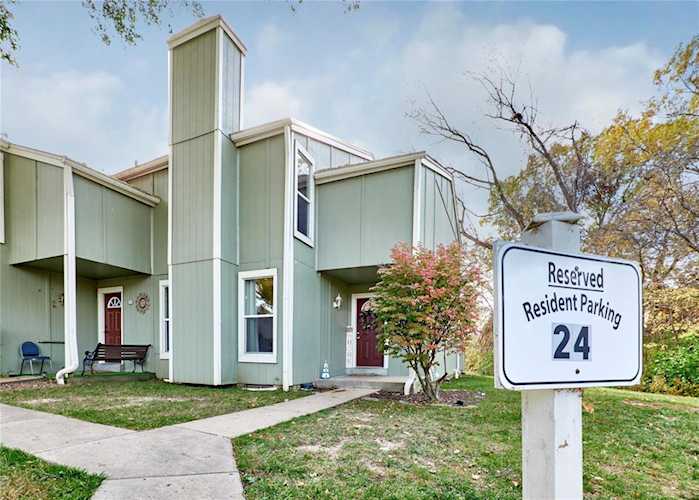 24 Lantern Ln Lake St Louis, MO 63367