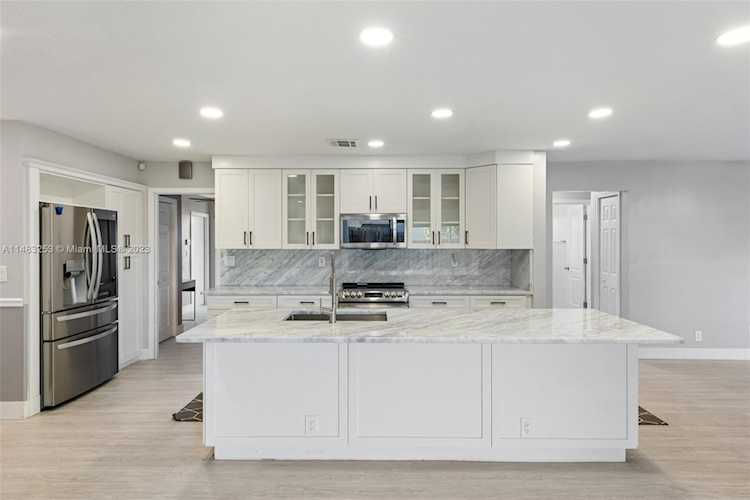 823 NW 84th Dr Coral Springs, FL 33071