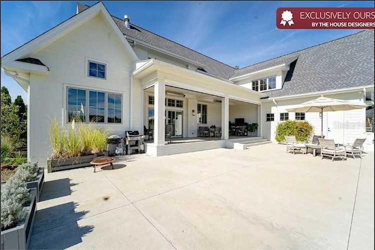 8557 19th SQUARE SW Vero Beach, FL 32968