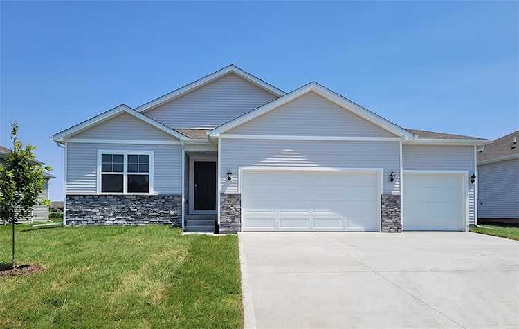 317 SW Creekside Dr Bondurant, IA 50035