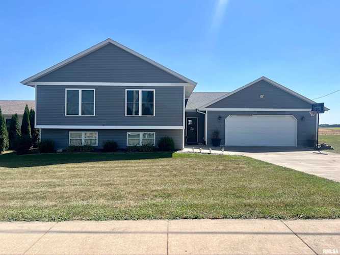 Move-in ready home for sale in Jacksonville, IL - $230,000 Photo 1
