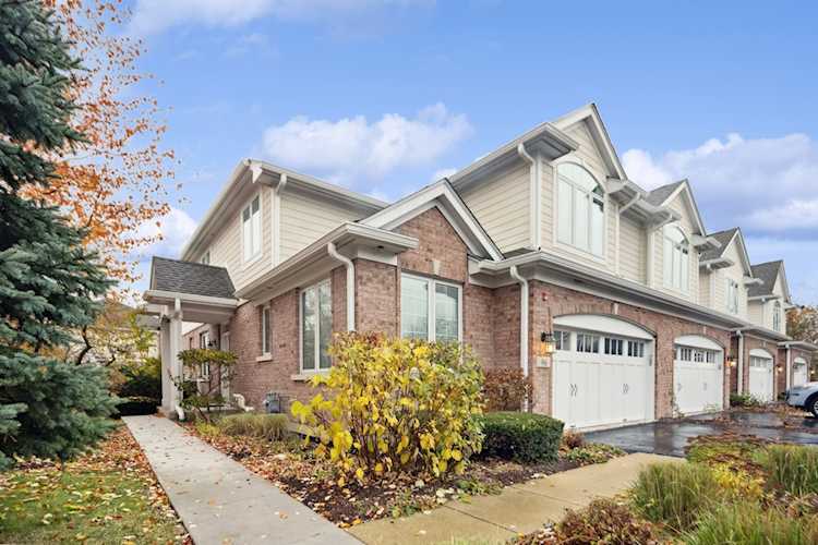 96 Waters Edge Ct Glen Ellyn, IL 60137