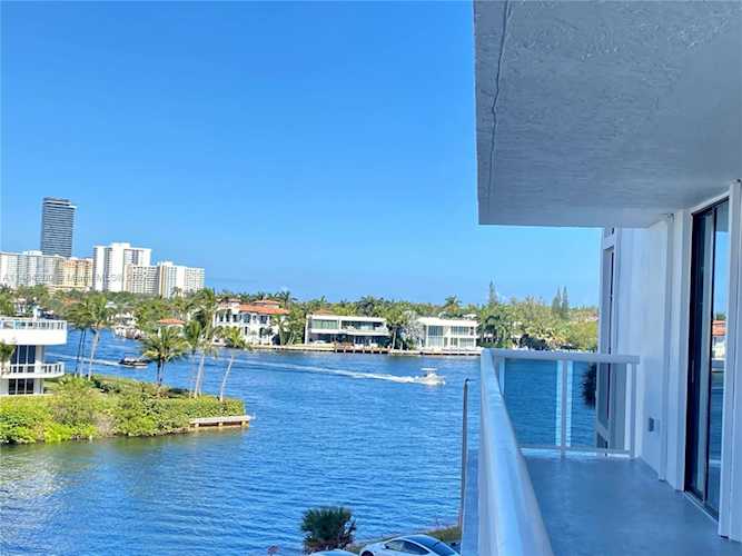20515 E Country Club Dr #441 Aventura, FL 33180