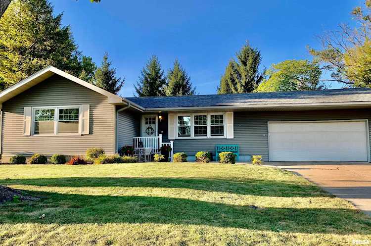 Move-in ready home for sale in Jacksonville, IL - $162,000 Photo 1