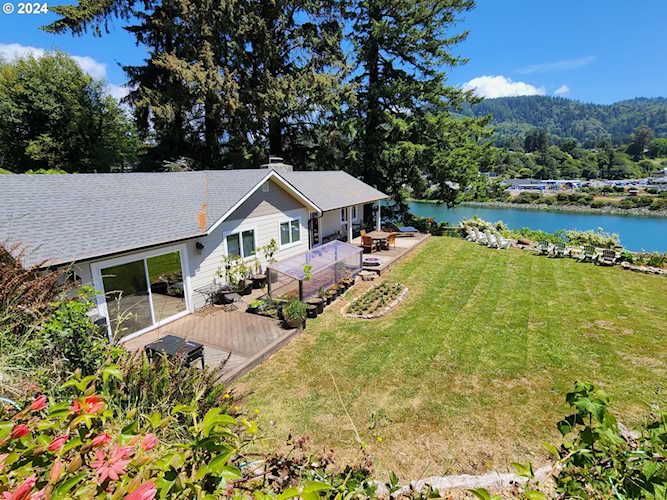 344 Del Norte LN Brookings, OR 97415