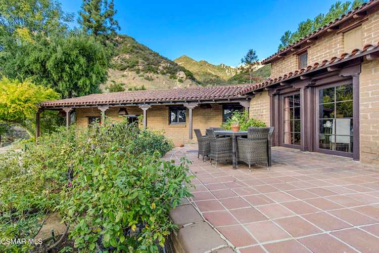 2100 Stunt Rd Calabasas, CA 91302