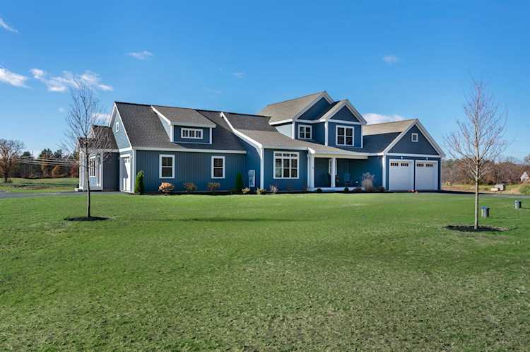 4 Putnam Rd Hudson, NH 03051