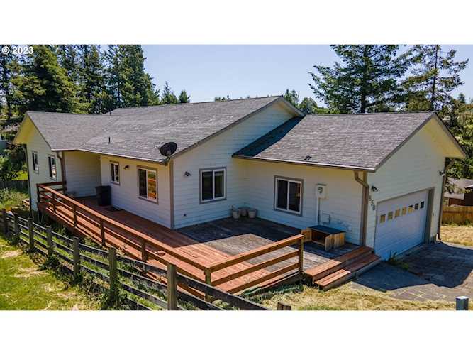 1650 Apple DR Myrtle Point, OR 97458