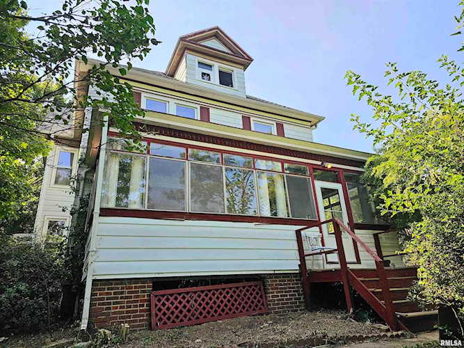 601 N 8th St Petersburg, IL 62675