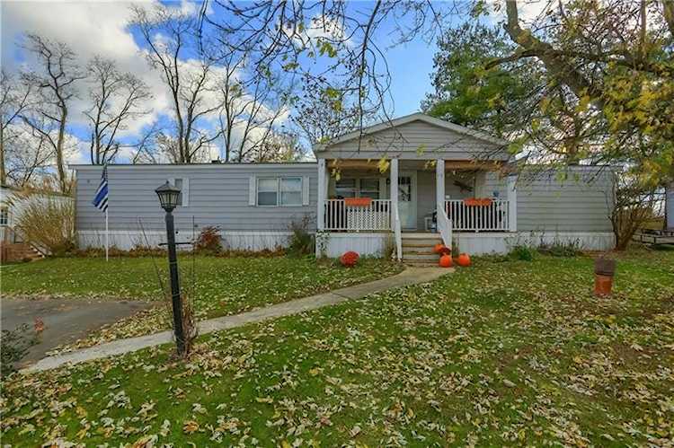 9 Williamsburg Ct Imperial, PA 15126