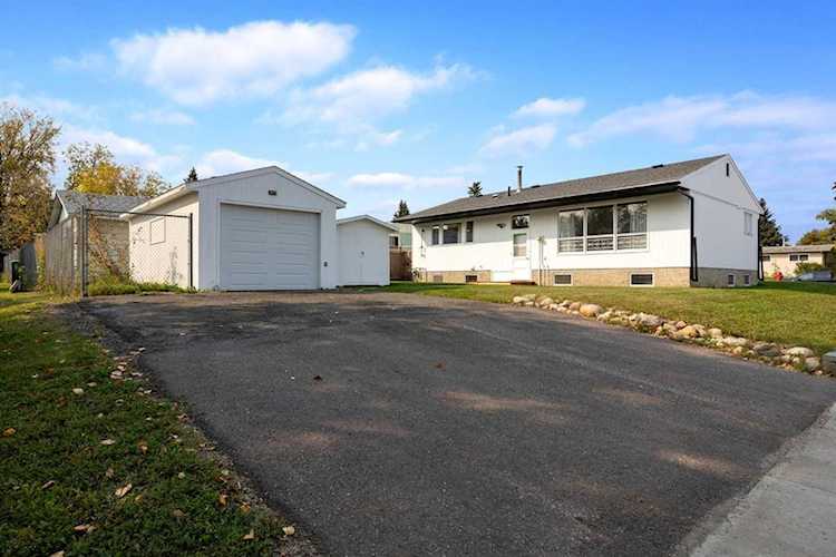 21 Alberta Dr Fort McMurray, AB T9H 1
