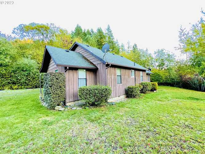 98368 Bridge LN Myrtle Point, OR 97458