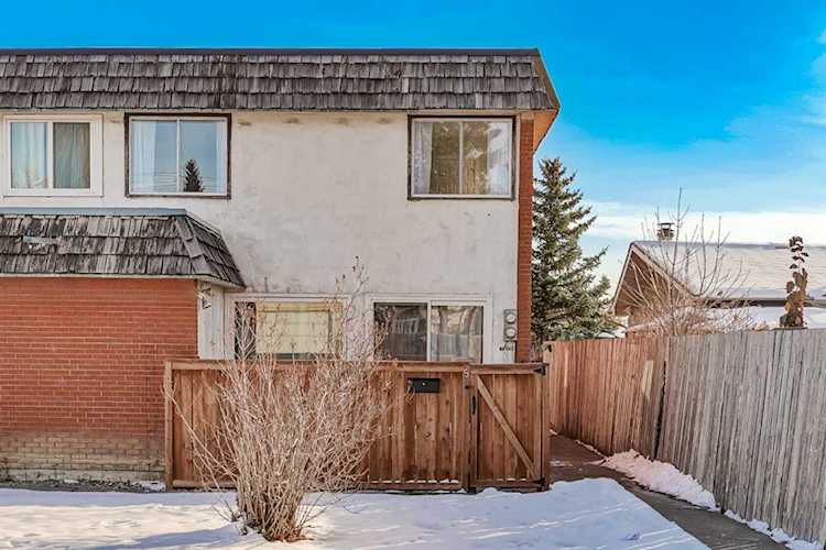 6147 Buckthorn Rd NW #5 Calgary, AB T2K 2Z2