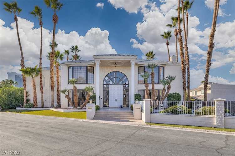 2834 Queens Courtyard Dr Las Vegas, NV 89109