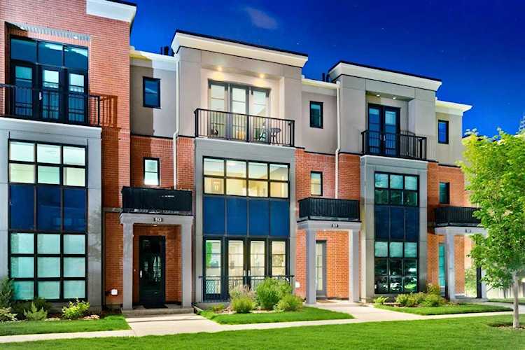 517 Aspen Meadows Hill SW Calgary, AB T3H 0G3