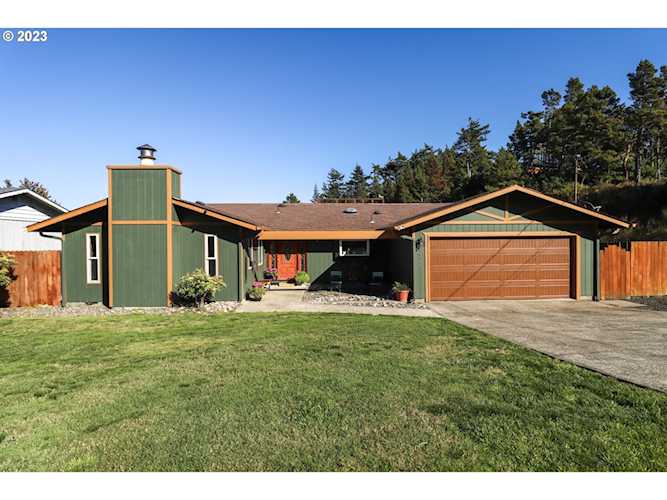 1823 Ash ST North Bend, OR 97459
