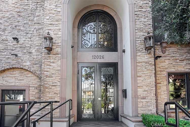 12026 Hoffman St #304 Studio City, CA 91604