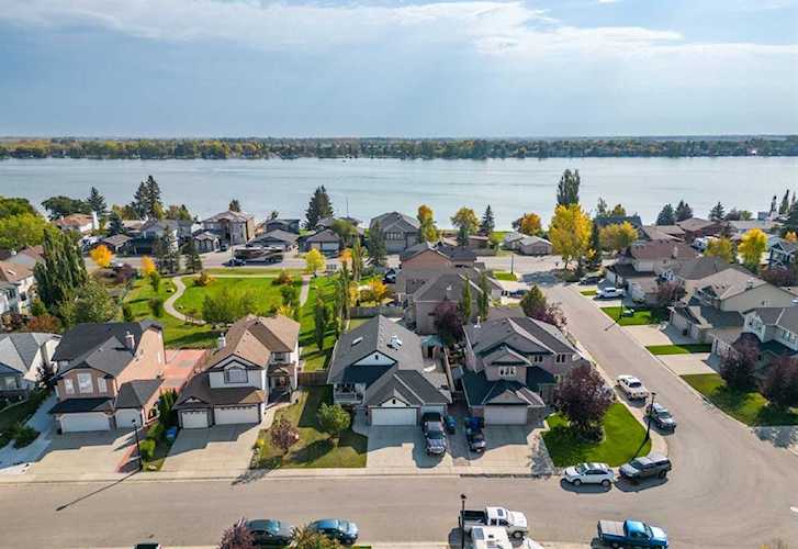 528 Sandy Beach Cove Chestermere, AB T1X1H8