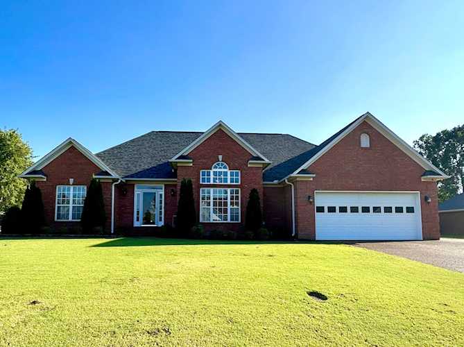 Haltom Real Estate, local REALTORS® Specialize in Selling Homes in Jackson, TN & Surrounding Areas : Madison County, Henderson County, Carroll County, Gibson County, Chester County, Hardeman County, Crockett County Photo 1